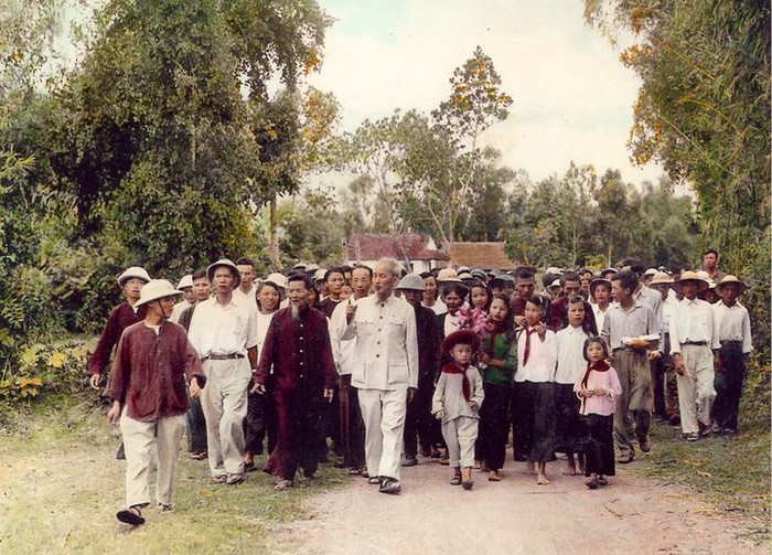 Bác Hồ về thăm quê Nam Đàn, Nghệ An (1957) trong niềm hân hoan của bà con chòm xóm.